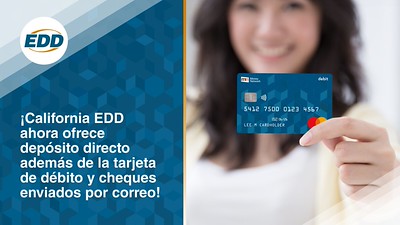 Mujer sonriendo con una tarjeta de débito azul en sus manos con texto sobre el depósito directo y cheques enviados por correo.