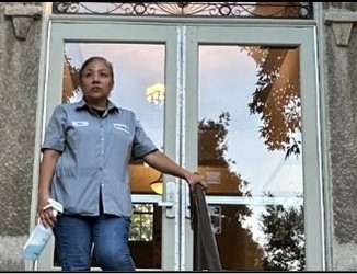 foto de una mujer afuera de un edificio