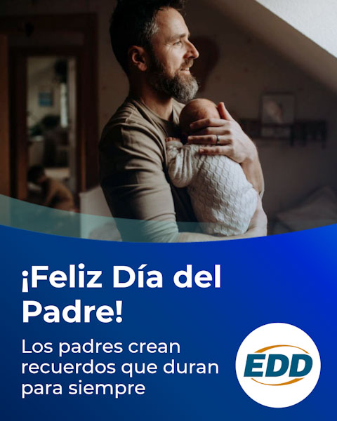 Un padre sonriente sostiene a su bebé en sus brazos mientras mira por la ventana. El texto de la imagen dice: ¡Feliz día del padre! Los padres crean recuerdos que duran para siempre. El logotipo del EDD está en la esquina inferior derecha.