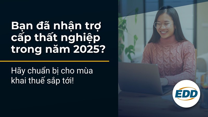H&igrave;nh ảnh một phụ nữ đang l&agrave;m việc tại b&agrave;n với d&ograve;ng chữ: &ldquo;Bạn đ&atilde; nhận trợ cấp thất nghiệp trong năm 2025? H&atilde;y chuẩn bị cho m&ugrave;a khai thuế sắp tới!&rdquo;